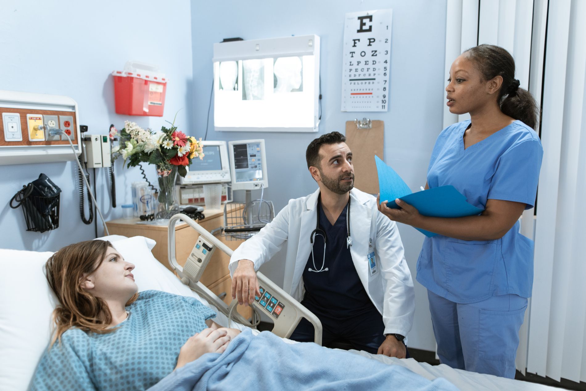 Médico y enfermera atendiendo a una paciente internada