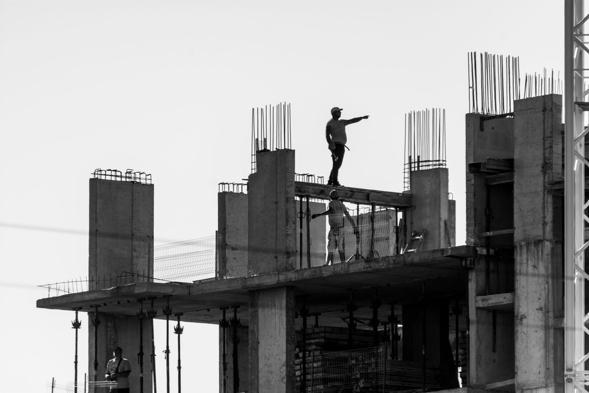 Obrero trabajando en la estructura de un edificio en construcción